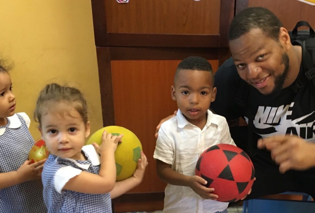 Suh with kids